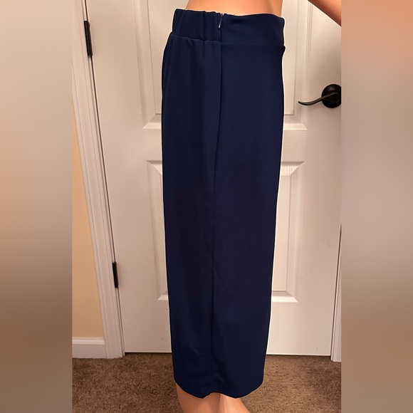 Royal navy two piece suit in a size XL.
Like new - Picture 6 of 9